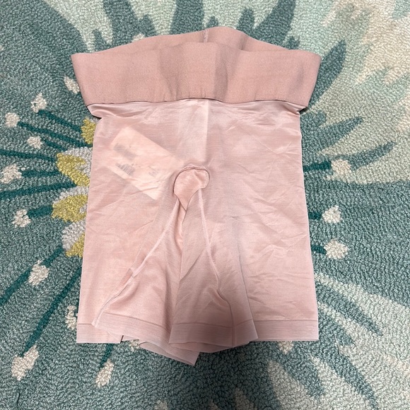 WOLFORD Sheer Touch Shaping Shorts - Picture 2 of 6